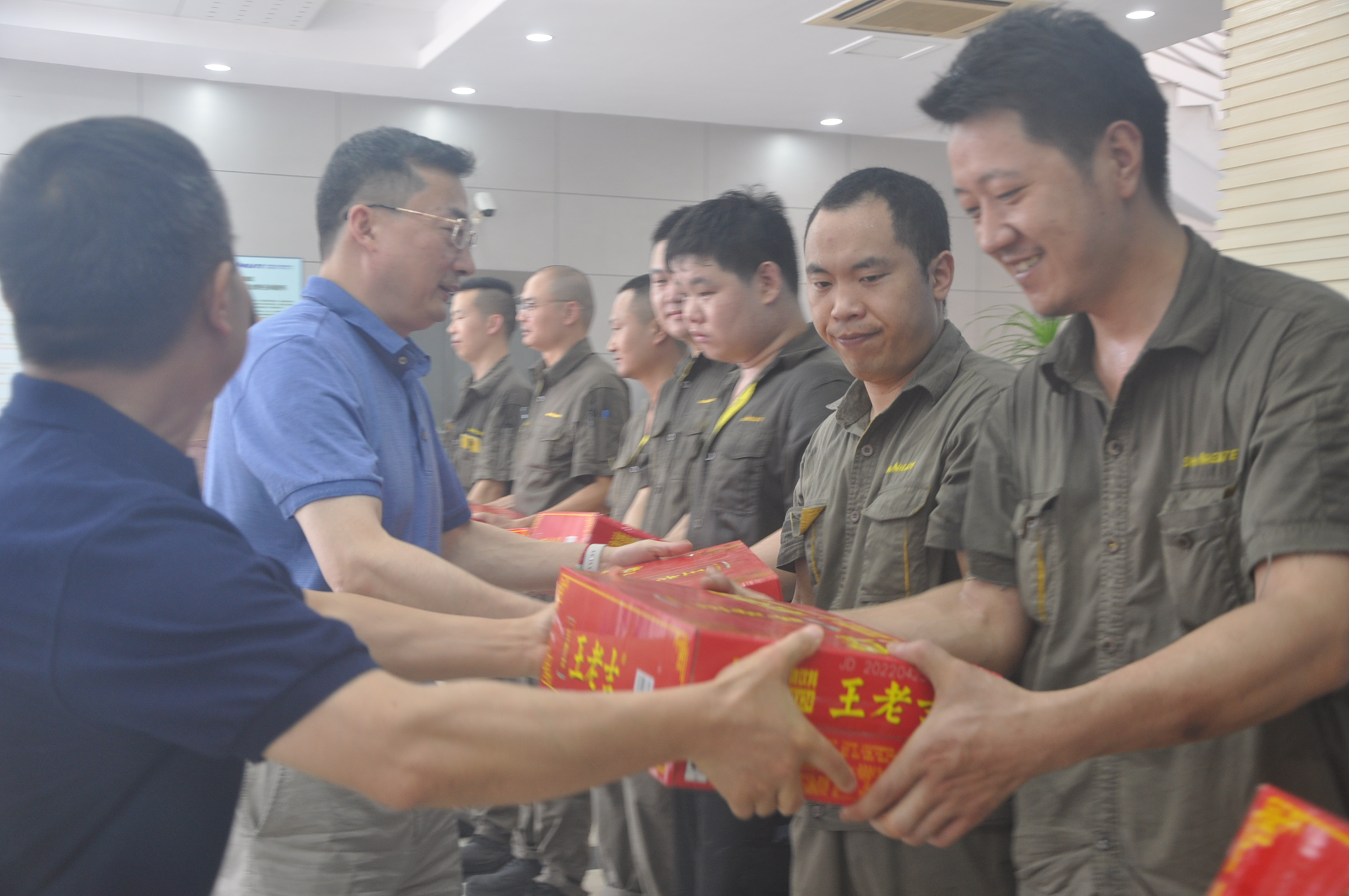 炎炎夏日送清凉，高温慰问暖人心
